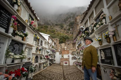 Rafael Piña visita la tumba de su mujer en el cementerio de Villaluenga del Rosario, Cádiz.