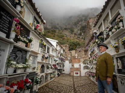 Rafael Piña visita la tumba de su mujer en el cementerio de Villaluenga del Rosario, Cádiz.