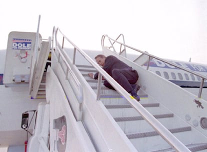 El Senador estadounidense,Robert Dole tropieza en las escalerillas del avión que le trasladaba a Whasington. 18/04/1995
