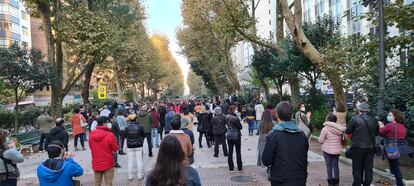 Más de un millar de personas, según los sindicatos, se concentraron el viernes ante la consejería de Educación de Cantabria para protestar por la suspensión de la semana de vacaciones.