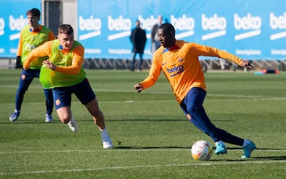 Dembélé conduce el balón ante Jutglà en uno de los entrenamientos del Barcelona.