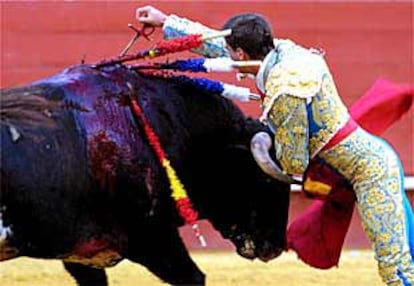 La estocada de Procuna con que concluyó su primera faena, premiada con una oreja.