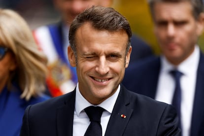 El presidente francés, Emmanuel Macron, guiña un ojo al público congregado a las puertas del colegio electoral de la  Le Touquet-Paris-Plage. 