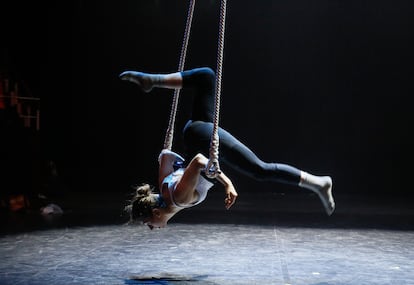 La trapecista argentina Serena Méndez durante los ensayos del Festival de Circo Iberoamericano en el Teatro Circo Price.