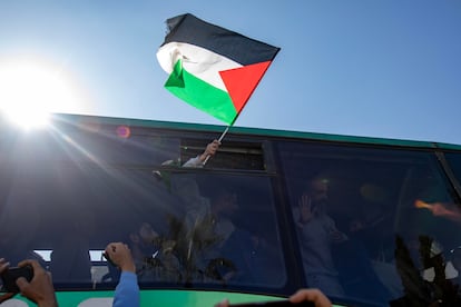 Presos palestinos liberados por Israel en el marco del alto el fuego con Hams ondean una bandera de Palestina en Jan Yunis, en el sur de la Franja, el 1 de febrero de 2025.