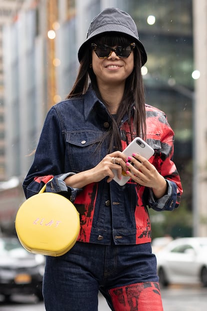 La estilista y periodista de moda Leaf Greener apostó por un sencillo diseño negro para asistir a la última semana de la moda de Nueva York.