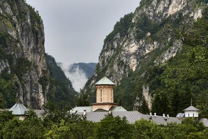 La cueva y el monasterio de Polovragi (en la foto) son los principales atractivos turísticos de esta villa situada en el distrito de Gorj que debe su nombre a la Polovraga, una planta de los Cárpatos utilizada por los antiguos dacios en sus medicinas. La cueva se sitúa en el lado izquierdo de las hermosas gargantas del río Oltet, que separan los montes Parang de los Cárpatos; se llama de Pahomie en honor al monje que vivió en ella en el siglo XVII e hizo algunos dibujos en sus paredes. El cercano monasterio, en el corazón del desfiladero y con entrada gratuita, comenzó a construirse a principios del siglo XVI, tiene un pórtico de madera tallada y frescos de estilo Brancovenesc, que es una síntesis de las arquitecturas renacentista y bizantina.