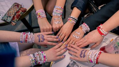 Fans de Taylor Swift en la cola de entrada al concierto de París del pasado mayo muestran sus pulseras.