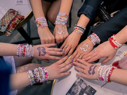 Fans de Taylor Swift en la cola de entrada al concierto de París del pasado mayo muestran sus pulseras.