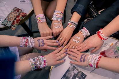 Fans de Taylor Swift en la cola de entrada al concierto de París del pasado mayo muestran sus pulseras.