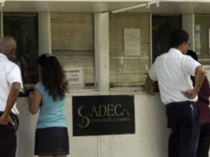 Desde que la política crediticia arrancó hace dos años hasta la fecha, el Banco Central de Cuba (BCC) ha concedido más de 218.400 créditos a personas naturales, pero solo unas 550 han sido trabajadores autónomos, principal segmento para el que fue diseñada la medida. EFE/Archivo
