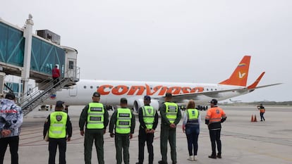 Un avión con migrantes venezolanos deportados de Estados Unidos en la Guaira, Venezuela.
