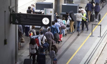 Cola de viajeros en el control de acceso al AVE en Sevilla. 