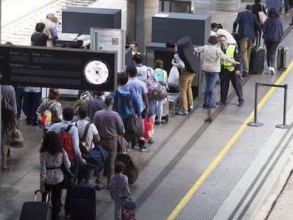 Cola de viajeros en el control de acceso al AVE en Sevilla. 