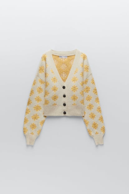 De estampado Jacquard y botones joya, esta chaqueta demuestra que la estética retro no es incompatible con la tendencia sostenible más actual. Está confeccionada con una fibra que se obtiene a partir del reciclaje del plástico PET. Es de la línea Join Life de Zara y cuesta 39,95 euros.