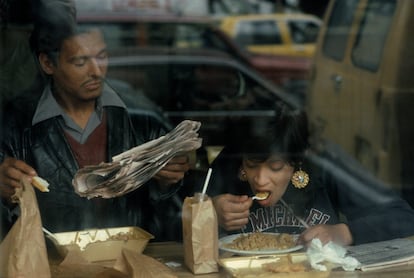 NY, USA, 1985. 'Midtown'. Casal comendo.