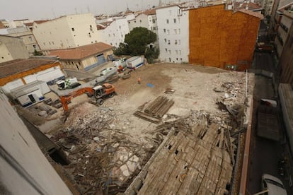 Labores de demolici&oacute;n en el solar del barrio de Las Letras. A la izquierda, los tres edificios que siguen todav&iacute;a en pie. 