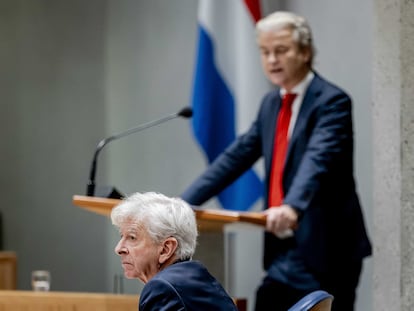 Geert Wilders, en el atril del Parlamento de Países Bajos, con el laborista Ronald Plasterk, que supervisará las conversaciones para cerrar una coalición que ponga al líder ultra al frente del Gobierno.