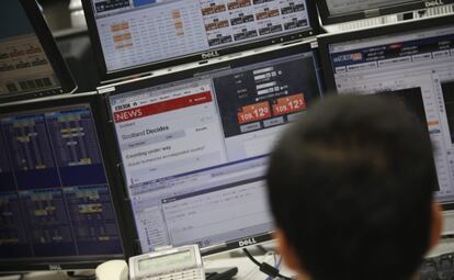 Un empleado de una compañía de intercambio de divisa en Tokio.