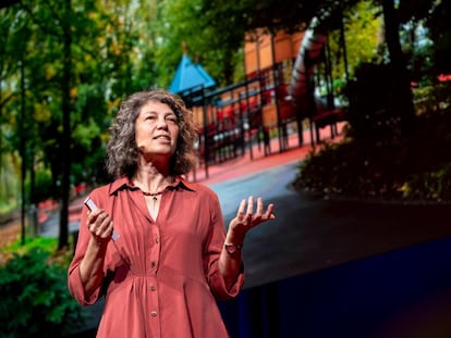 La profesora Sonia Livingstone, durante su intervención en una conferencia TED en Edimburgo en 2019.