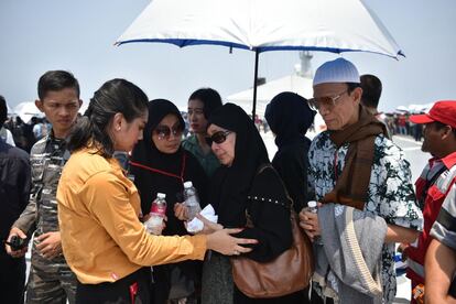 Familiares de las víctimas durante el homenaje en el lugar del siniestro del JT610, el 6 de noviembre de 2018, en Karawang, Indonesia.