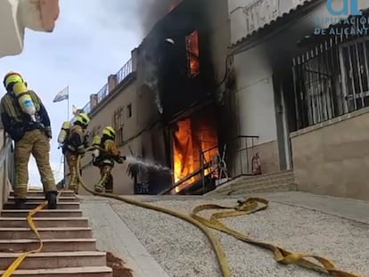 Un dispositivo de bomberos de la Diputación de Alicante procuran apagar el fuego declarado en una la vivienda de Aspe este jueves.