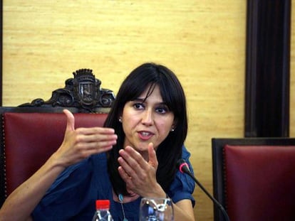 Núria Parlon, alcaldesa de Santa Coloma de Gramenet, Barcelona, en el pleno municipal en 2010.