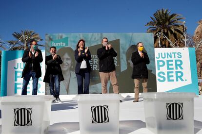 La candidata de Junts, Laura Borràs (c), junto a los presos con trecer grado Josep Rull (i), Jordi Sànchez (2i), Quim Forn (2d) y Jordi Turull (d), hoy en Barcelona