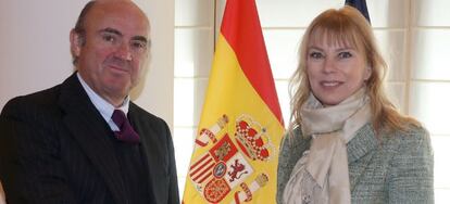 El ministro de Econom&iacute;a, Luis de Guindos, saluda a la comisaria europea de Industria y Emprendimiento, Elzbieta&nbsp;Bienkowska, con la que se reuni&oacute; ayer en Madrid. EFE/JJGuill&eacute;n