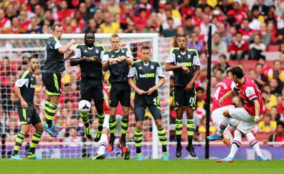 Ozil lanza una falta ante el Stoke.