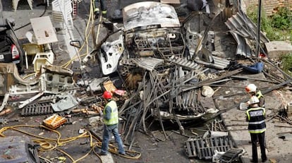 Estado en el que qued&oacute; la furgoneta que transportaba el material pirot&eacute;cnico tras su explosi&oacute;n.