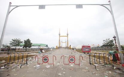 Vista general del puente donde ocurrió la estampida este lunes 22 de noviembre en Phnom Penh, Camboya, durante la celebración del Festival del Agua.