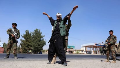 Un puesto de control policial en la ciudad afgana de Herat.