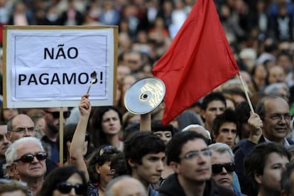 Un grupo de manifestantes contra la austeridad protesta en Lisboa este s&aacute;bado.