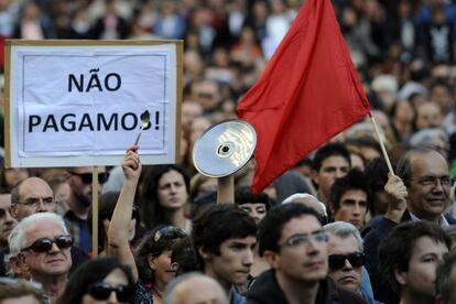 Un grupo de manifestantes contra la austeridad protesta en Lisboa este s&aacute;bado.