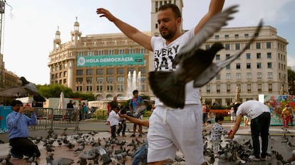 Pancarta en suport al referèndum desplegada a la plaça de Catalunya.