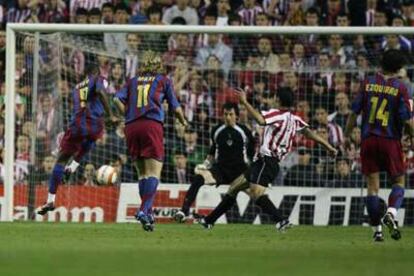 Eto'o, en el momento de disparar a puerta para conseguir su gol.