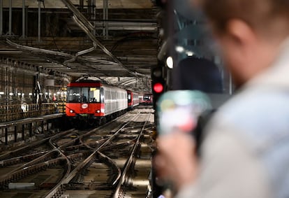 Tren de la serie 4.000 del metro de Barcelona, con elementos de amianto, en su último viaje, este sábado.