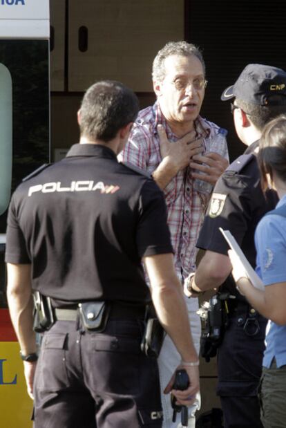 El compañero de la fallecida habla con la policía.