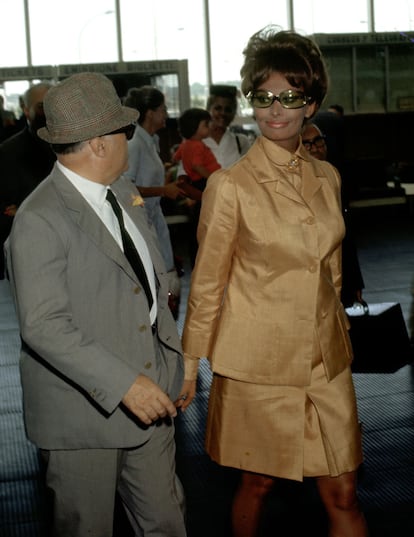 El número de personas que se podían mover por el aire alrededor era tan limitado que en la revista Vogue los bautizó en 1964 como "jet-set" y desde entonces dicho sobrenombre es también sinónimo de élite. Galella tenía un talento especial para capturar el glamour inherente a esta especie de "clase social" a la que pertenecían, por ejemplo Sophia Loren y su esposo, Carlo Ponti, aquí fotografiados en el aeropuerto de Roma en 1969. (Photo by Ron Galella, Ltd./Ron Galella Collection via Getty Images)