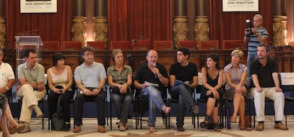 Juan Karlos Izagirre, reodeado de ediles de Bildu