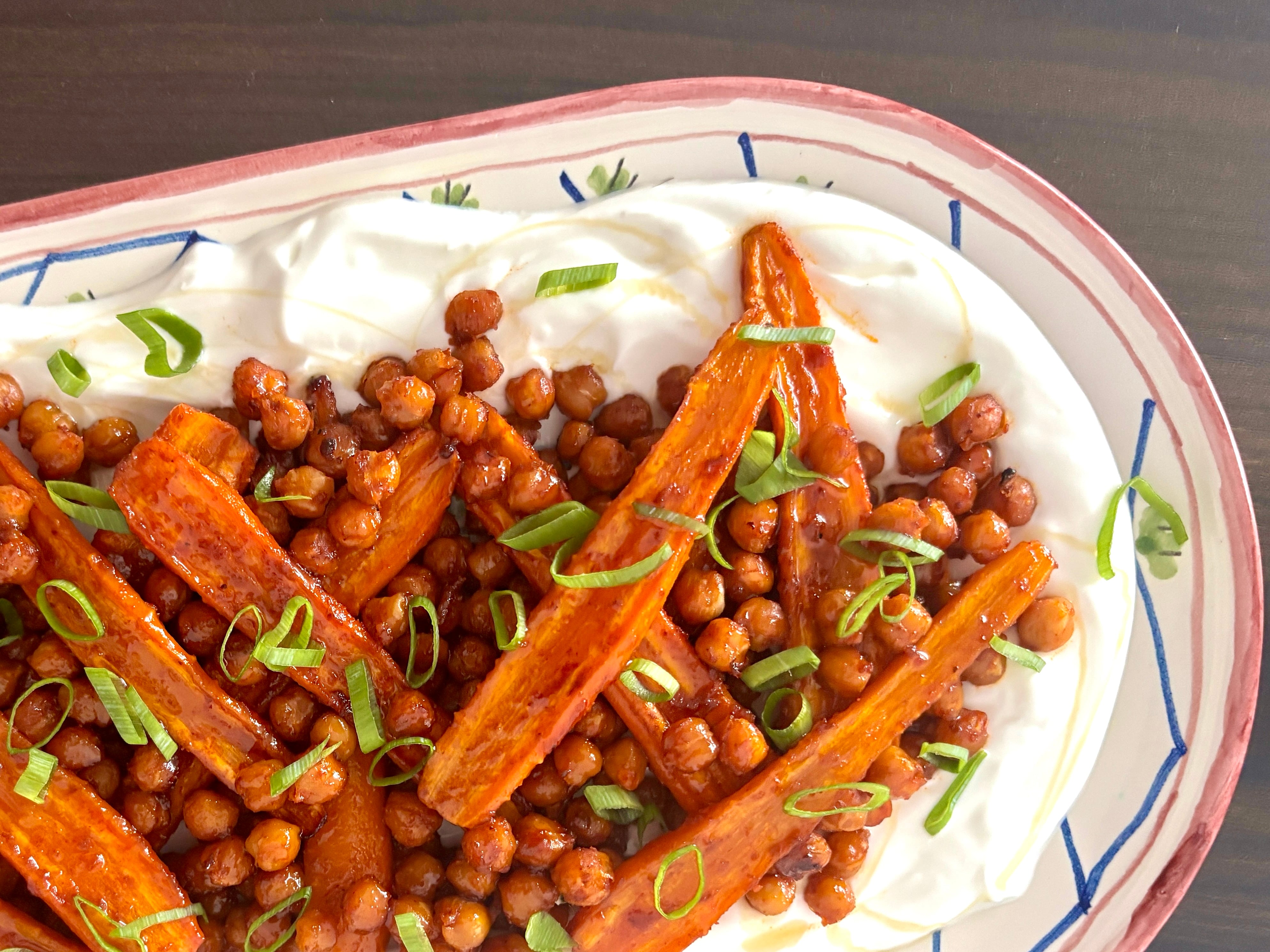 Crema de yogur y feta con zanahorias y garbanzos picantes