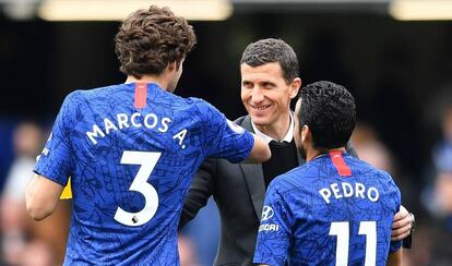 Javi Gracia saluda a Marcos Alonso y Pedro tras un partido en Stamford Bridge.