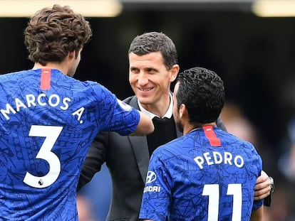 Javi Gracia saluda a Marcos Alonso y Pedro tras un partido en Stamford Bridge.