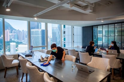 Un empleado limpia un 'coworking' en Hong Kong.