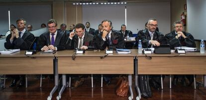 Los abogados de la defensa José Zaforteza (i) y Miguel Ángel Arbona (2i), letrados de Jaume Matas; J. Ignacio Herrero (3d), de Juan Carlos Alias; Gaspar Oliver (2d), abogado de Gonzalo Bernal y Miguel A. Bonet; y el letrado de José Luis Ballester, Ángel Aragón Saugarán (d); el abogado de la infanta, Miquel Roca (fondo, i) y el de Urdangarin, Mario Pascual Vives (detrás de Herrero), entre otros.