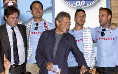 El presidente del Celta Carlos Mouriño celebra el ascenso a Primera División en 2012.