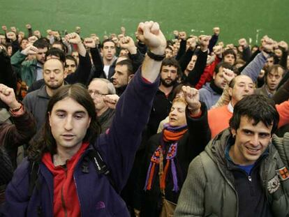 Acto de la izquierda <i>abertzale </i>por la detención de los 18 miembros de Jarrai prófugos de la justicia, ayer en el frontón La Esperanza.