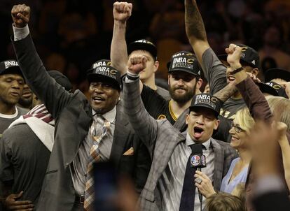 Tyronn Lue, entrenador de los Cavaliers, celebra el título,