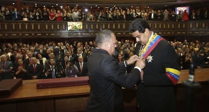 Nicolás Maduro recibiendo la banda presidencial